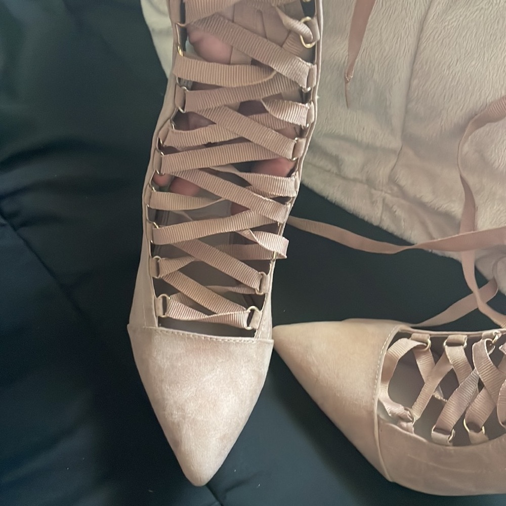New barely used sexy tie up heels size 9 but for an 8 because of the pointy toe - Picture 4 of 7